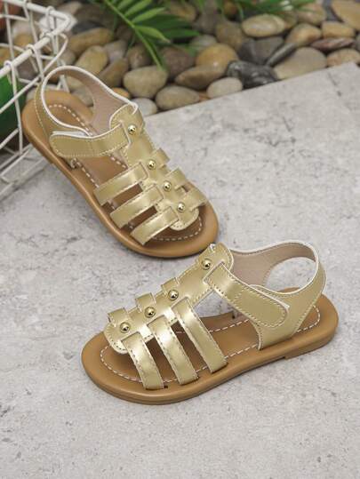 一双独特休闲百搭的儿童平底凉鞋，柔软舒适，魔术贴搭扣，适合夏季穿着