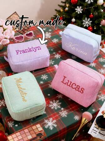 1 pieza Bolsa de regalo con nombre bordado personalizado y diseño de rayas - Bolsa de almacenamiento versátil para joyas y organizador de cosméticos, accesorio perfecto para caja de regalo de Navidad. Diseño a rayas de moda, puede almacenar anillos, aretes, cosméticos y productos de belleza, regalo ideal para damas de honor, madres y amigas. Cierre de cremallera resistente, multiusos, se puede usar como bolsa de regalo o bolsa de almacenamiento, decoración navideña única con letras y valor práctico y sentimental.