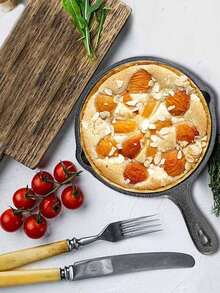 黑色铸铁煎锅、平底锅和炖锅套装。适用于厨房，包含烤盘、托盘、煎锅和烹饪锅。也是汽车配件和露营的理想之选。