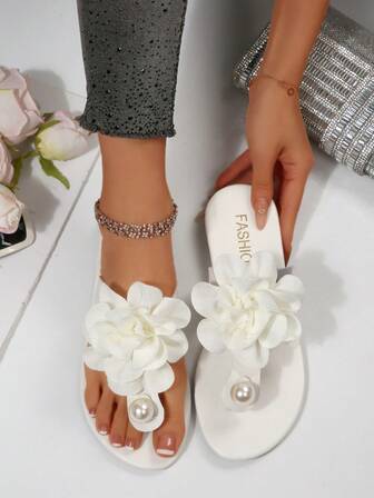 1 par eleganta metalliska guldfärgade lädersandaler med blom- och pärldekoration, moderiktiga för semester och strand, sommar