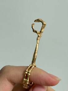 1pc Personalized Hand Bone Smoking Ring, Cigarette Holder With Skull Pattern Ring Holder, Adjustable Opening To Prevent Hand Burning And Yellowing