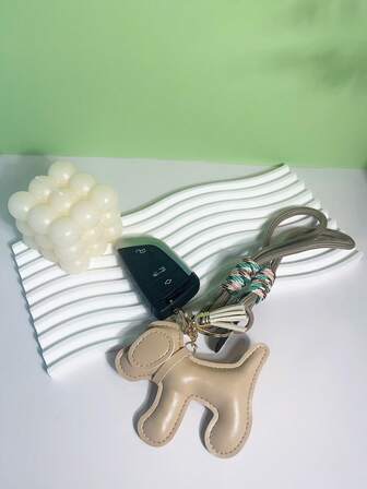 简约PU单色动物狗狗手机挂绳，短链腕带，相机配件，可搭配背包、单肩包、斜挎包、手提包等使用，亦可作挂饰。适合学生、情侣、男女、上班族、日常约会、度假、旅行、出差等各种场合。是送给朋友、母亲、作为生日礼物或其他特殊场合的理想之选。