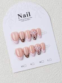 一套10片手工制作的超短杏仁形粉色豹纹全贴甲片，饰有手绘3D蝴蝶结，时尚精致。轻松打造美甲造型，为您的指尖增添一丝浪漫气息，同时巧妙展现大胆时尚感。完美适用于派对、舞会和日常佩戴。是送给女性和女孩的绝佳礼物。美甲用品 - 淺粉色 - 查看 3