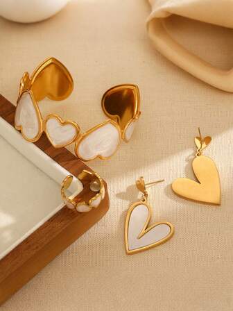 一套不锈钢戒指、耳环、手链，饰有心形图案，镂空设计，简约经典百搭时尚，适合女性日常佩戴和聚会场合。