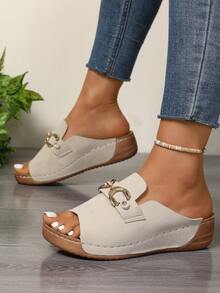 新款米色绒面革穆勒拖鞋，金属搭扣装饰，水钻坡跟厚底，舒适日常及海滩穿着凉鞋