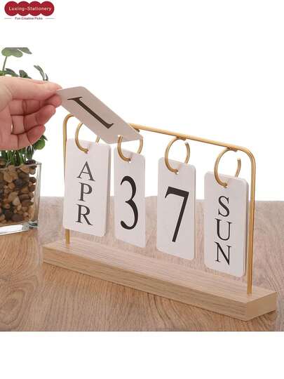 1件装木质桌面万年历 - 金属和木质结构，带月份和日期显示，金色饰面，可重复使用，适合教师和学生办公室装饰 - 教室用品、乡村风格装饰、教师节礼物、桌面收纳、复古办公配件、复古日历、学习计划本