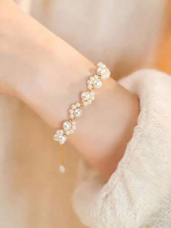 Elegant Minimalist Geometric Cat Paw Bracelet - Interlocking Hands Design, Beige/White Beads, Perfect Wedding Jewelry And Daily Wear, Ideal Gift For Bridesmaids And Friends, Durable Beading, Fashionable Bracelet For Special Occasions