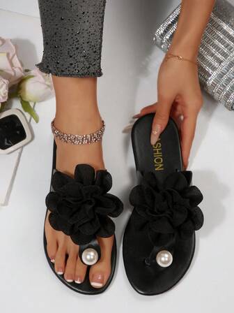 1 par eleganta metalliska guldfärgade lädersandaler med blom- och pärldekoration, moderiktiga för semester och strand, sommar