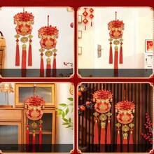 1个2026年中国新年马年吊坠 - 传统红金农历新年装饰品，带有吉祥的“福”字和马图案，易撕易贴的纸质贴纸，适用于家居、门、派对装饰，可粘贴在门上。