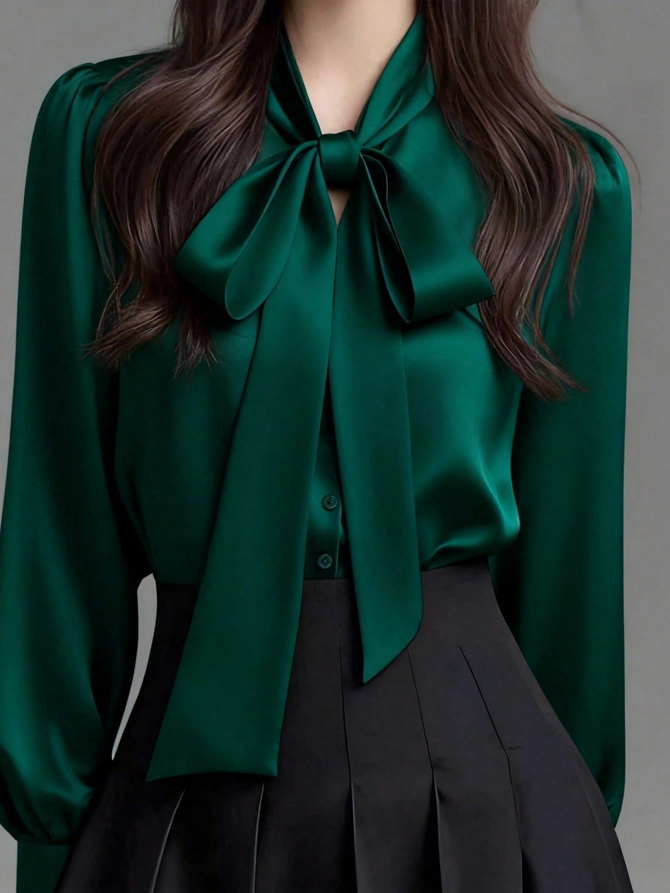 قميص كاجوال أنيق من الساتان الأبيض بأكمام طويلة، ب...