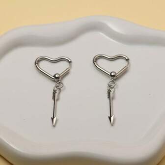 一对心形不锈钢耳环，男女皆宜，多种颜色可选，适合日常佩戴或参加派对，也可作为礼物送给朋友。