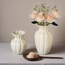 Vase en céramique vintage français, vase élégant de couleur crème pour fleurs fraîches/sèches, design polyvalent convenant à de multiples styles, applicable pour le salon, la table à manger, le bureau, la table basse, le bureau et la décoration de la maison. Convient pour : anniversaire, mariage, Noël, Nouvel An - Beige - Voir 4