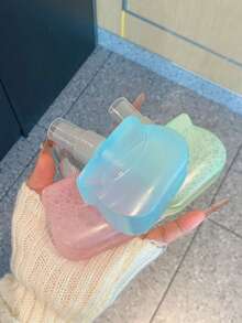 一款持久清新的女士香水，融合天然花香和Y香调。三种颜色，三种香型可选：空气清新剂，女士香水喷雾。采用天然萃取物配制，持久留香。 - 彩色 - 查看 3