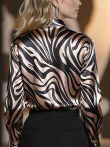 Camisa feminina elegante com estampa de leopardo para o trabalho, estampa total, fechamento por botões, ideal para o escritório e férias. - Preto - Ver 2
