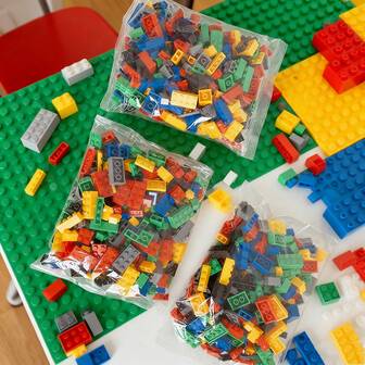 500片随机DIY创意积木套装，经典建筑积木，ABS材质，多种颜色混搭，兼容主流品牌，适合作为男孩女孩的礼物