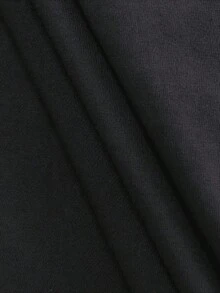 Payaso siniestro con sonrisa perturbadora sosteniendo cabeza falsa y arma sobre fondo rojo que evoca ambiente circense aterrador camiseta de hombre 100% algodón 220g - Negro - Ver 7