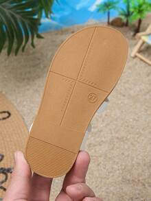 女童白色夏季平底凉鞋，专为女孩设计！采用柔软舒适的白色皮革。这款时尚的白色凉鞋为活泼的女孩提供全天候的舒适穿着体验。经典的设计可与任何服饰搭配。可调节鞋带，打造专属贴合感。经久耐穿，易于穿脱。适合海滩、派对、野餐等各种场合。夏季衣橱必备单品！