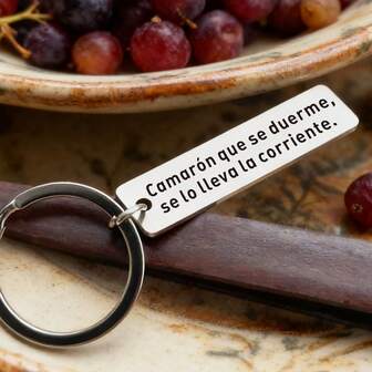 1pc Spanish Inspirational Quote Keychain, "Camarón Que Se Duerme, Se Lo Lleva La Corriente", Engraved Stainless Steel Mirror Finish Durable Pendant, Elegant Accessory, Gift For Friends, Family, Coworkers, Spouse, Suitable For Parties, Dinners, Birthdays, Christmas