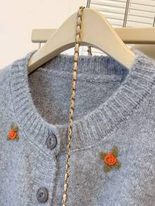 JIANHU 灰色花卉刺绣针织开衫 - 秋冬款，圆领纽扣开襟 | 圣诞市场和舒适咖啡馆 - 灰色 - 查看 4