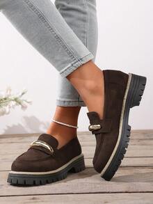 1 par de mocassins femininos de cor sólida, em tecido, com corrente metálica, ideais para uso externo em todas as estações. - Castanho - Ver 4