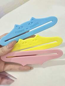 1pc New Portable Cat Feeder Squeegee, Pet Meat Squeegee, Cat Stick Feeder, Durable Plastic Material, Sauce Packet Squeegee, Suitable For Sauce Packets And Various Paste-Like Dispensers, Outdoor/Home/Kitchen Squeegee Auxiliary Tool, Handheld Feeder, Easy-To-Use Squeegee, High-Quality Plastic, Adhesive Dispenser, Ideal For Home Chefs And Cat Owners - 500ml - View 2