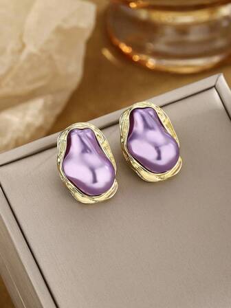 一对复古珍珠吊坠耳环，优雅迷人的设计，适合日常佩戴、宴会和派对等场合。