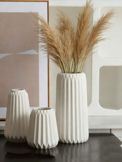 一套1个或3个波西米亚白色竖款折纸装饰花瓶/花器，独特的纹理融合了自由浪漫的元素，散发着浓郁的波西米亚风情，适合插放各种颜色的干花。是装饰客厅、卧室、书房或其他家居空间的理想之选，也适合摆放在咖啡桌上或作为餐桌摆饰。可作为母亲节礼物、毕业礼物或用于婚礼装饰。