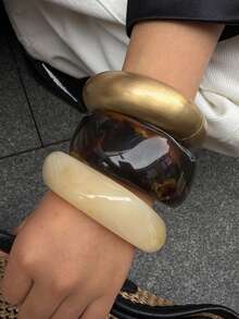 一件女士复古金色金属手链，搭配咖啡色树脂手链，高端时尚，轻奢风格，适合日常佩戴，节日礼物之选。 - 咖啡棕 - 查看 3