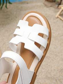 女童白色夏季平底凉鞋，专为女孩设计！采用柔软舒适的白色皮革。这款时尚的白色凉鞋为活泼的女孩提供全天候的舒适穿着体验。经典的设计可与任何服饰搭配。可调节鞋带，打造专属贴合感。经久耐穿，易于穿脱。适合海滩、派对、野餐等各种场合。夏季衣橱必备单品！