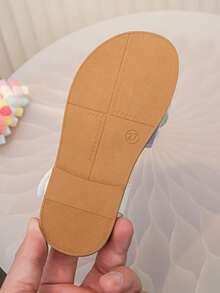 一双儿童/女孩蝴蝶结凉鞋，色彩缤纷的蝴蝶结，白色皮革，柔软舒适，轻便透气，是夏季的理想之选！这款可爱的露趾凉鞋配有可调节的踝带，确保穿着稳固。为任何装扮增添一抹亮丽色彩。透气内衬让小脚丫保持干爽舒适。