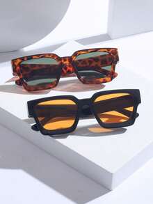 2副塑料全框几何百搭时尚男士眼镜，适合街头摄影、狂欢节、单身派对等场合，时尚配饰