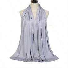 Warm Long Polyester Hijab Scarf: Cozy Cold-Weather Muslim Head Wrap For Women;Beat U.S. Winter Chills With This Warm Polyester Hijab Scarf-Your Go-To For Modest, Toasty Style. Its Thick, Smooth Fabric Traps Heat To Shield Your Head, Neck, And Shoulders From Frigid Winds, Perfect For Commutes, Mosque Visits, Or Outdoor Errands. Extra-Long Length Ensures Full, Secure Wrapping (Style As A Hijab Or Layered Neck Cover) While Staying Lightweight. Timeless Solid Hues (Blush, Navy, Beige) Pair Seamlessly With Winter Coats/Abayas. Durable, Wrinkle-Resistant, And Machine-Washable-Ideal For Busy, Cold Days. - 淺灰色 - 查看 8