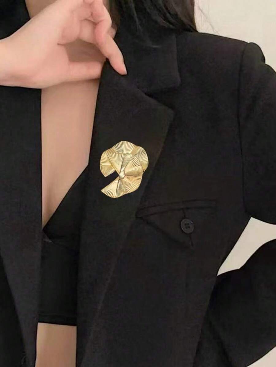 The Folding Fan Light And Shadow Brooch Features A Three-Dimensional Geometric Splicing And A Wind-Moving Fan Blade Design, Adding The Finishing Touch To A Daily Coat And Presenting An Oriental Minimalist Gift - brooch - View 1