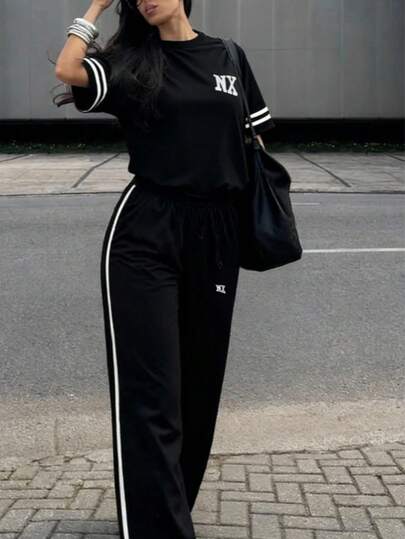 夏季复古街头风字母图案T恤和条纹运动裤，女款返校季
