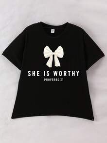 这款女童短袖T恤采用独特的蝴蝶结字母印花设计，搭配柔软的圆领，是一款休闲夏季上衣。