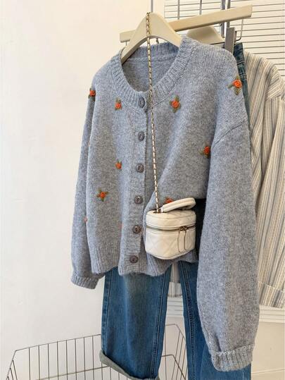 JIANHU 灰色花卉刺绣针织开衫 - 秋冬款，圆领纽扣开襟 | 圣诞市场和舒适咖啡馆