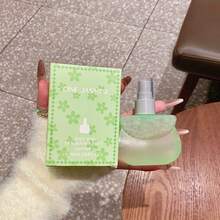 一款持久清新的女士香水，融合天然花香和Y香调。三种颜色，三种香型可选：空气清新剂，女士香水喷雾。采用天然萃取物配制，持久留香。 - 彩色 - 查看 13