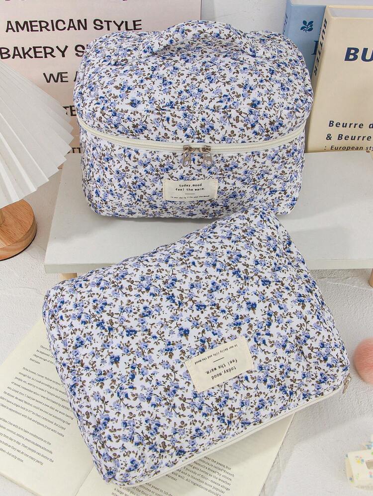 1 Túi đựng mỹ phẩm họa tiết hoa màu xanh dương cổ điển, túi trang điểm cỡ lớn có khóa kéo, túi đựng đồ vệ sinh cá nhân họa tiết hoa nhí, túi đựng dụng cụ trang điểm thời trang, túi đựng mỹ phẩm dễ thương, túi vải chần bông mềm mại, túi đựng cọ trang điểm du lịch, túi đựng đồ chăm sóc da cho nữ, túi đựng đồ vệ sinh cá nhân du lịch họa tiết hoa. - Màu xanh lam - Xem 3