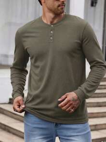 Playera tipo Henley manga larga para hombre color negro casual y cómoda | playera negra hombre, playera manga larga hombre, playera henley hombre, camiseta negra casual, ropa básica hombre, playera cuello redondo con botones, moda masculina casual, playera algodón hombre, camiseta larga hombre, playera básica negra. - Verde Oliva - Ver 1