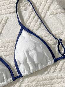 Conjunto de bikini de 2 piezas de SunTide con top halter triangular texturizado en blanco, con ribete azul marino, decoración dorada y camisa transparente como cubrimiento, elegante y sexy para la playa y el verano - Blanco - Ver 9