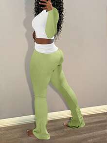 LovelyWholesale Bộ đồ nữ mùa xuân gồm áo thun dài tay cổ tròn phối màu tương phản và quần ống loe xếp ly cạp cao. - màu xanh lá - Xem 2