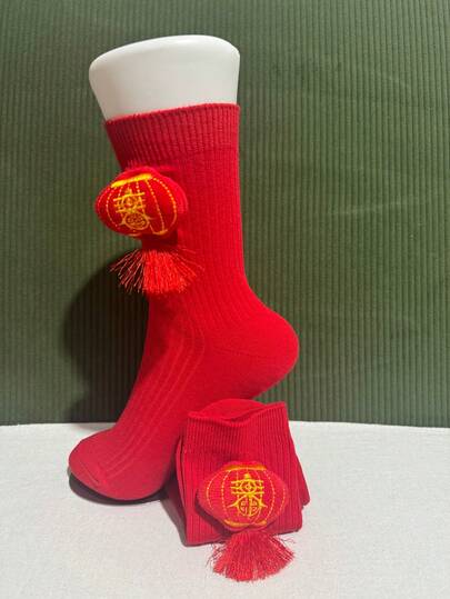 Một đôi tất trẻ em hình đèn lồng 3D màu đỏ dành cho bé trai và bé gái, với phong cách ấm áp, chống gió và lễ hội, thích hợp để mặc hàng ngày vào mùa thu và mùa đông, cũng như trang phục cho dịp năm mới và lễ hội mùa xuân. Hoàn hảo làm quà tặng cho trẻ em