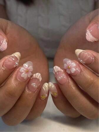 24 pièces Faux ongles courts ovales 3D avec design de fleurs et perles. Ongles acryliques français à presser parfaits. Comprend : 1 pièce de colle de gelée et 1 pièce de lime à ongles. Facile à porter pour une utilisation quotidienne ou pour les fêtes pour femmes et filles.