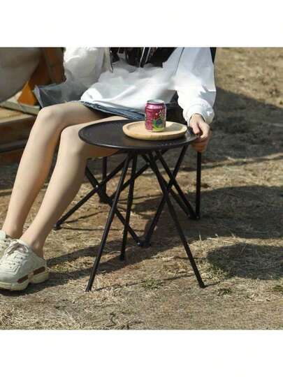 1 件式铝合金户外折叠桌，便携式咖啡桌，2 节可调节桌，小型露营圆桌，配有专用收纳袋，方便携带。