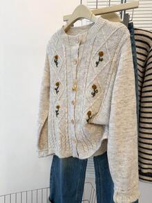 JIANHU 奶油色花卉刺绣绞花针织开衫，女士款 – 复古柔软纽扣开衫，适合秋冬季叠穿及节日送礼，保暖百搭，适合圣诞节、新年派对及日常穿着。 - 杏色 - 查看 5