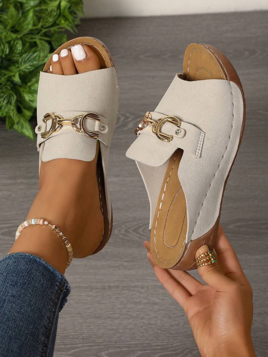 新款米色绒面革穆勒拖鞋，金属搭扣装饰，水钻坡跟厚底，舒适日常及海滩穿着凉鞋