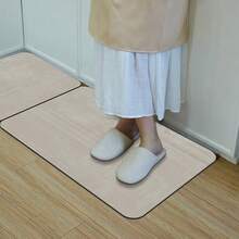 这款长方形地垫采用日式侘寂风格设计，线条简约，专为厨房打造。它由硅藻土制成，吸水性强，可水洗，防滑，因此也适用于厨房、浴室、玄关和洗衣房。四季皆宜，也是各种节日庆典的理想之选。 - 彩色 - 查看 11