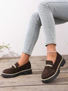 1 par de mocassins femininos de cor sólida, em tecido, com corrente metálica, ideais para uso externo em todas as estações. - Castanho - Ver 3