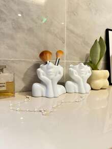 这款创意桌面收纳盒为一体式设计，采用塑料材质，不可盛水。它造型独特，功能多样，可用作笔筒、化妆刷收纳盒、装饰品、摆件或花盆。 - 白色 - 查看 7