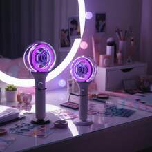 K-Pop应援棒支架 - 应援棒收纳架，可调节应援棒支撑架，适用于K-Pop粉丝的通用应援棒，可用于收藏展示和整理，也适用于派对游戏、圣诞节等场合（不含应援棒）。